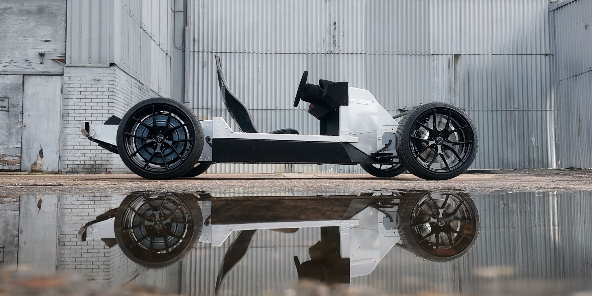 Donut Lab e WATT Electric Vehicles presentano una piattaforma EV innovativa con motori a ruota integrati e chassis in alluminio ultraleggero. Progettata per versatilità e prestazioni elevate, sarà svelata al CES 2026, aprendo nuove possibilità per la mobilità elettrica su strada e fuoristrada.