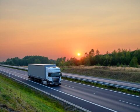 Immatricolazioni di veicoli industriali in crescita nel mese di novembre 2025, trainate dai mezzi pesanti. UNRAE richiama l’urgenza di politiche strutturali per sostenere la transizione ecologica del settore.