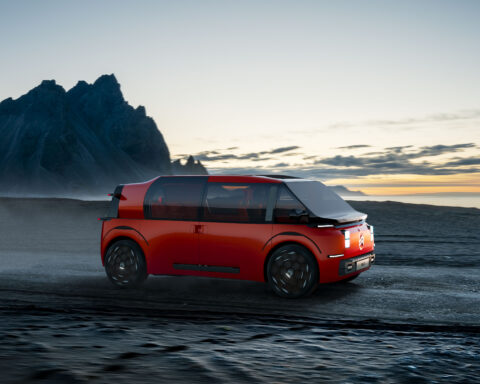 Citroën ELO, concept car elettrica progettata per una mobilità urbana versatile e intelligente.