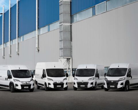 Veicoli commerciali Stellantis Pro One destinati alla logistica urbana, al centro di una fornitura strategica per l'efficienza e la sostenibilità del trasporto dell’ultimo miglio.