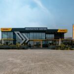 DHL amplia la sua presenza strategica a Dubai con un nuovo centro per l’innovazione e un polo logistico sostenibile, rafforzando il ruolo dell’emirato come snodo chiave per le supply chain globali.