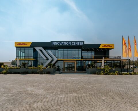 DHL amplia la sua presenza strategica a Dubai con un nuovo centro per l’innovazione e un polo logistico sostenibile, rafforzando il ruolo dell’emirato come snodo chiave per le supply chain globali.