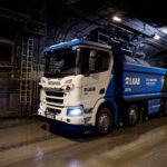 Il nuovo camion elettrico “Sleipner” di Scania entra in servizio nella miniera LKAB di Malmberget, segnando un passo avanti nei trasporti sostenibili per l’industria estrattiva.