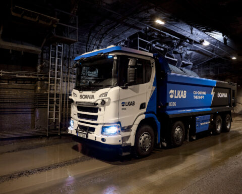 Il nuovo camion elettrico “Sleipner” di Scania entra in servizio nella miniera LKAB di Malmberget, segnando un passo avanti nei trasporti sostenibili per l’industria estrattiva.