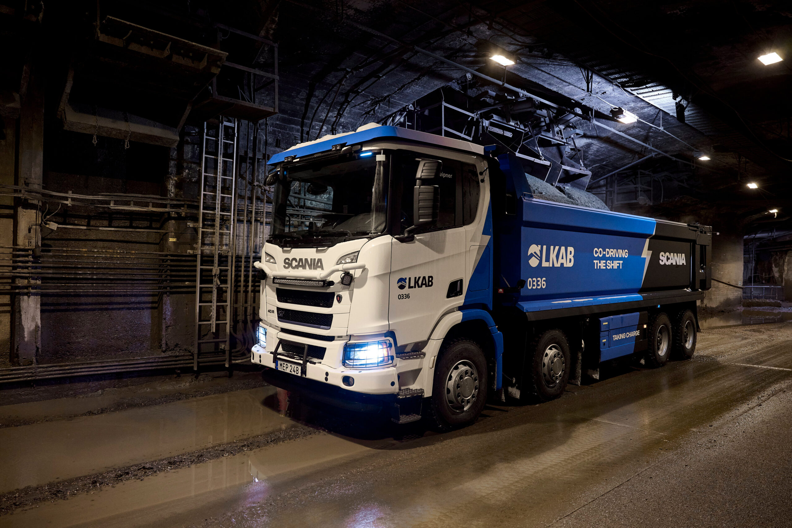 Il nuovo camion elettrico “Sleipner” di Scania entra in servizio nella miniera LKAB di Malmberget, segnando un passo avanti nei trasporti sostenibili per l’industria estrattiva.