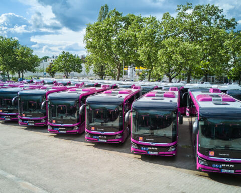 MAN Truck & Bus fornirà oltre 3.000 autobus a Deutsche Bahn tra il 2027 e il 2032, puntando sull’elettrico per trasformare la mobilità pubblica in Germania.