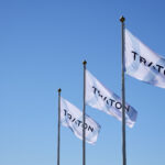 TRATON ed EIB firmano un accordo da 500 milioni di euro per sviluppare soluzioni di mobilità sostenibile nel settore dei veicoli industriali, puntando su innovazione, digitalizzazione e riduzione delle emissioni.