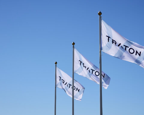 TRATON ed EIB firmano un accordo da 500 milioni di euro per sviluppare soluzioni di mobilità sostenibile nel settore dei veicoli industriali, puntando su innovazione, digitalizzazione e riduzione delle emissioni.