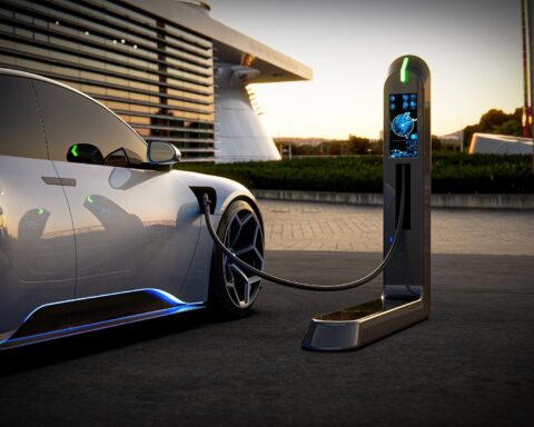 Rete di colonnine auto elettriche in crescita in Italia: oltre 73.000 punti, dati Motus-E.