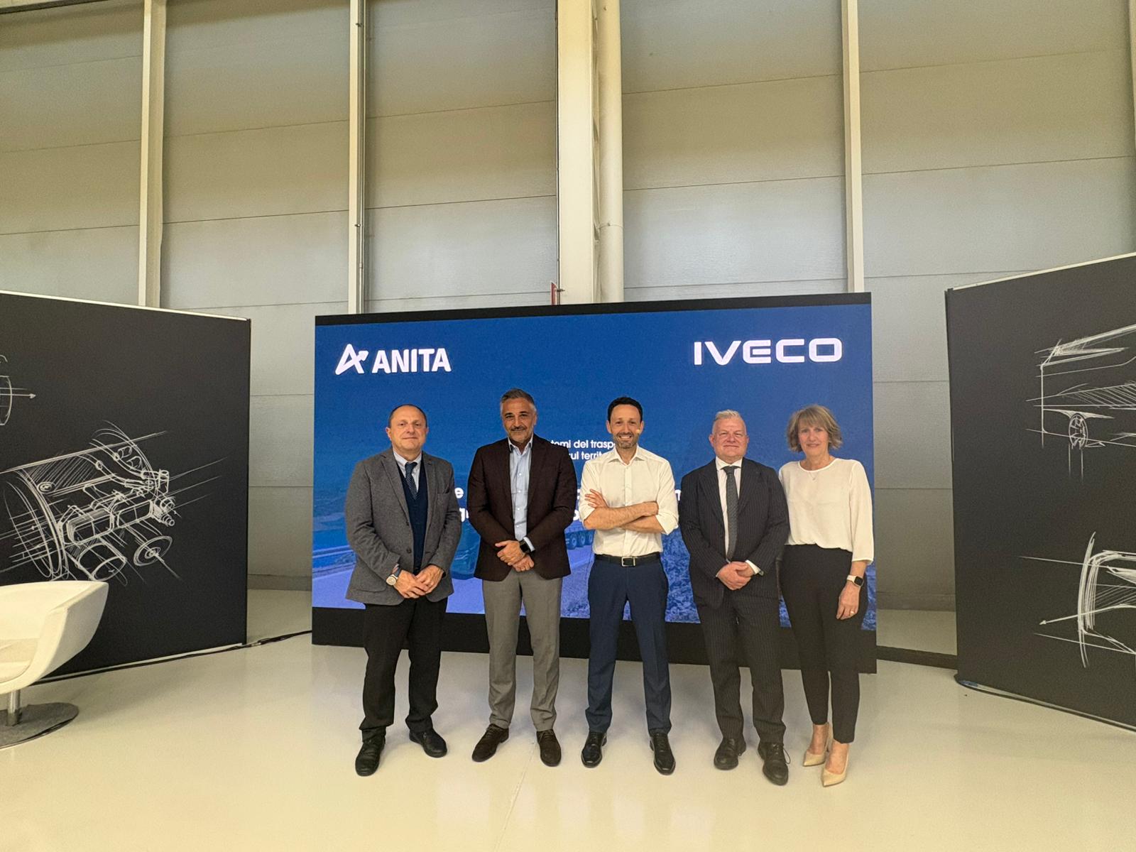 Da sinistra: Morelli, Perri, Buffa, Crivello e Hugon all’incontro ANITA-IVECO sulla digitalizzazione dell’autotrasporto merci.