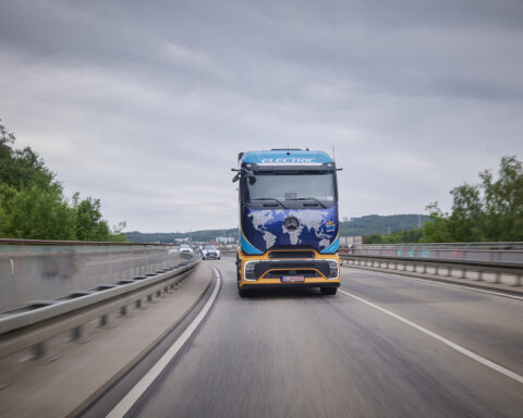 Tobias Wagner parte da Hannover con l’eActros 600 per un viaggio di 45.000 chilometri attraverso cinque continenti.