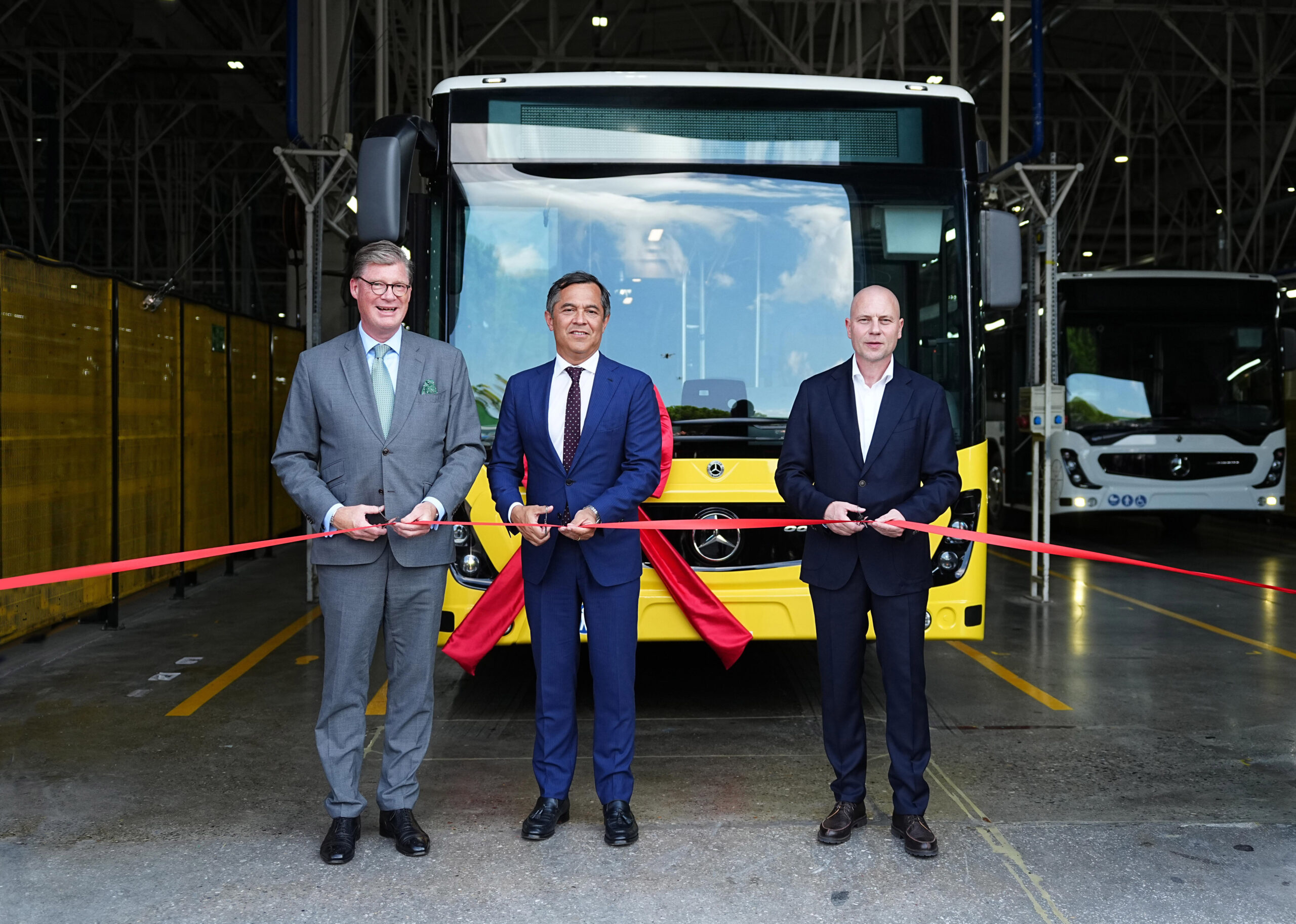 Per conto di Daimler Buses e Mercedes-Benz Türk, Otokar avvia la produzione del Mercedes-Benz Conecto. All’evento hanno partecipato Till Oberwörder, CEO di Daimler Buses, Aykut Özüner, CEO di Otokar, e Heiko Selzam, CEO di Mercedes-Benz Türk.