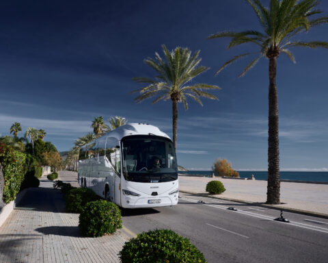 Scania Irizar i6S Efficient PHEV vince il Sustainable Bus Award 2027 grazie alla tecnologia ibrida per lunghe percorrenze.