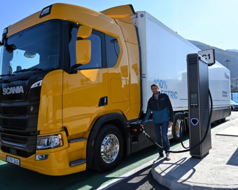 Scania testa la ricarica MCS in Italia con il camion elettrico 40 R nelle stazioni di Bolzano Sud e Varna.