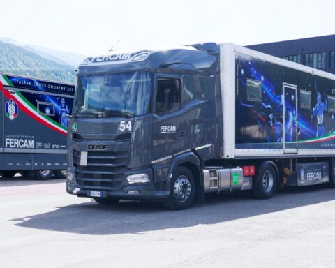 FERCAM rinnova l’accordo con FISI e amplia la logistica sportiva, affiancando al biathlon anche la Nazionale Italiana di Sci di Fondo.
