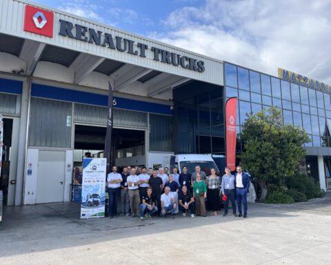 Foto di gruppo con tecnici Renault Trucks Italia, docenti e formatori europei coinvolti nel progetto “Charging the Future” a Fonte.