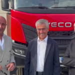 Da sinistra: Sergio Tamietto, District Manager Gamma Pesante IVECO; Riccardo Preve, Amministratore Delegato di Preve Costruzioni; Enzo Garelli, Presidente di Garelli Veicoli Industriali, in occasione della consegna dei nuovi veicoli IVECO.