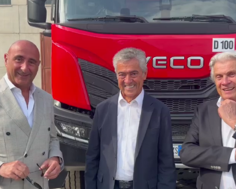 Da sinistra: Sergio Tamietto, District Manager Gamma Pesante IVECO; Riccardo Preve, Amministratore Delegato di Preve Costruzioni; Enzo Garelli, Presidente di Garelli Veicoli Industriali, in occasione della consegna dei nuovi veicoli IVECO.