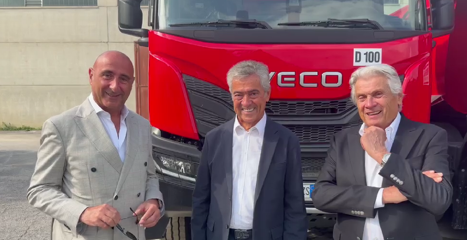 Da sinistra: Sergio Tamietto, District Manager Gamma Pesante IVECO; Riccardo Preve, Amministratore Delegato di Preve Costruzioni; Enzo Garelli, Presidente di Garelli Veicoli Industriali, in occasione della consegna dei nuovi veicoli IVECO.