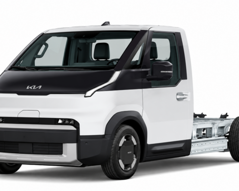 Kia amplia il PV5 Chassis Cab con batteria long-range da 71,2 kWh, dedicata alle esigenze operative delle flotte europee.