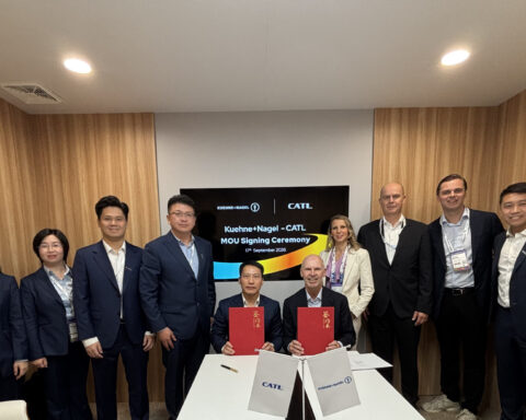Kuehne+Nagel e CATL hanno intrapreso una collaborazione su camion elettrici, batterie, riciclo e infrastrutture energetiche per ridurre le emissioni logistiche.
