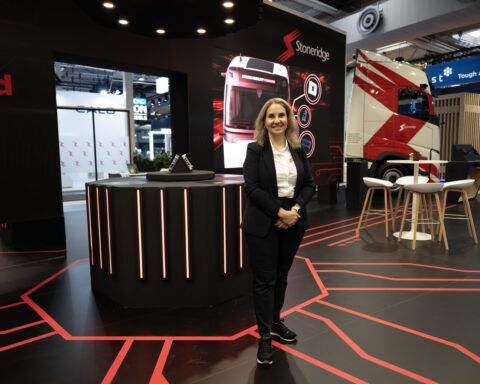 Stoneridge presenta la piattaforma ECU EVO a IAA Transportation 2026, integrando ADAS, diagnostica, connettività e tecnologie MirrorEye avanzate.