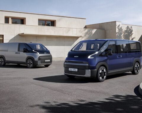 Kia PV7 debutta all’IAA Transportation 2026 con versioni Cargo e Passenger, autonomia oltre 460 chilometri e ricarica rapida.