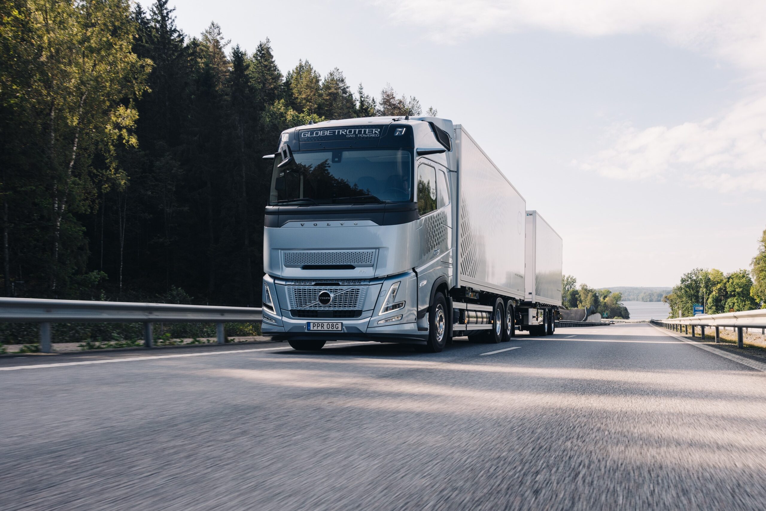 Volvo Trucks riceve da Reinert Logistics un ordine record per 500 camion a gas FH Aero, consegnati dal 2027.