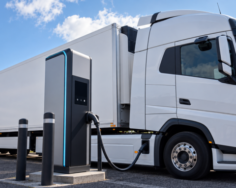 Il TCO dei camion elettrici risulta già competitivo in sei mercati UE, mentre l’Italia potrebbe recuperare entro il 2030.