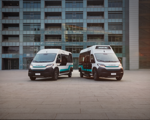 IVECO BUS presenta eFLEXY Line ed eFLEXY City, nuovi minibus elettrici da 6 metri per servizi urbani e interurbani.