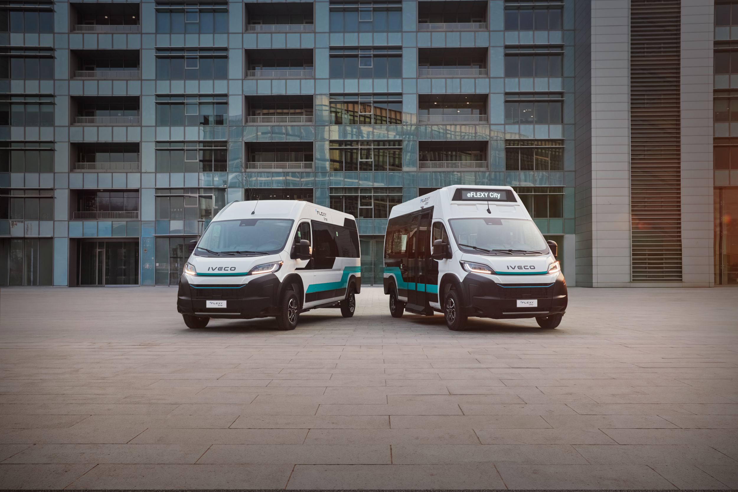IVECO BUS presenta eFLEXY Line ed eFLEXY City, nuovi minibus elettrici da 6 metri per servizi urbani e interurbani.