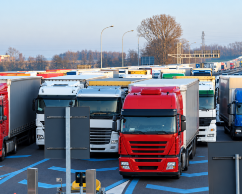 Associazioni dell’autotrasporto, tra cui ASSOTIR, chiedono a Piantedosi interventi urgenti contro blocchi e intimidazioni sulle strade pugliesi.