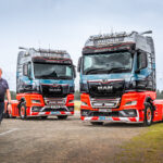 Entrambi gli autisti, Ian e Mykee, apprezzano il mondo dei truck show e partecipano regolarmente ai Truckfest per conto dell’azienda.