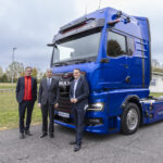 Il ministro federale tedesco dei Trasporti, Steffen Bilger (al centro), ha approfondito le più recenti tecnologie per i camion elettrici insieme ad Alexander Vlaskamp (a destra), presidente del Consiglio di amministrazione di MAN Truck & Bus, e Frederik Zohm (a sinistra), membro del Consiglio di amministrazione di MAN responsabile della Ricerca e Sviluppo, e ha effettuato una prova su strada del MAN eTGX.