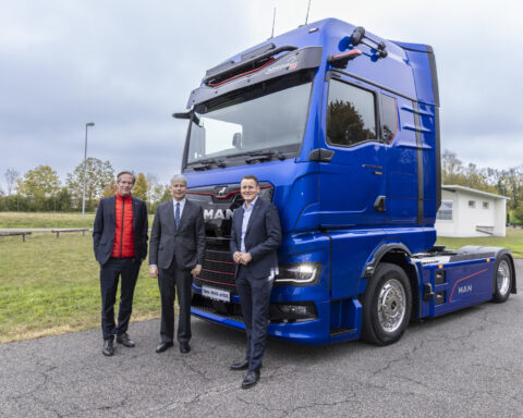 Il ministro federale tedesco dei Trasporti, Steffen Bilger (al centro), ha approfondito le più recenti tecnologie per i camion elettrici insieme ad Alexander Vlaskamp (a destra), presidente del Consiglio di amministrazione di MAN Truck & Bus, e Frederik Zohm (a sinistra), membro del Consiglio di amministrazione di MAN responsabile della Ricerca e Sviluppo, e ha effettuato una prova su strada del MAN eTGX.