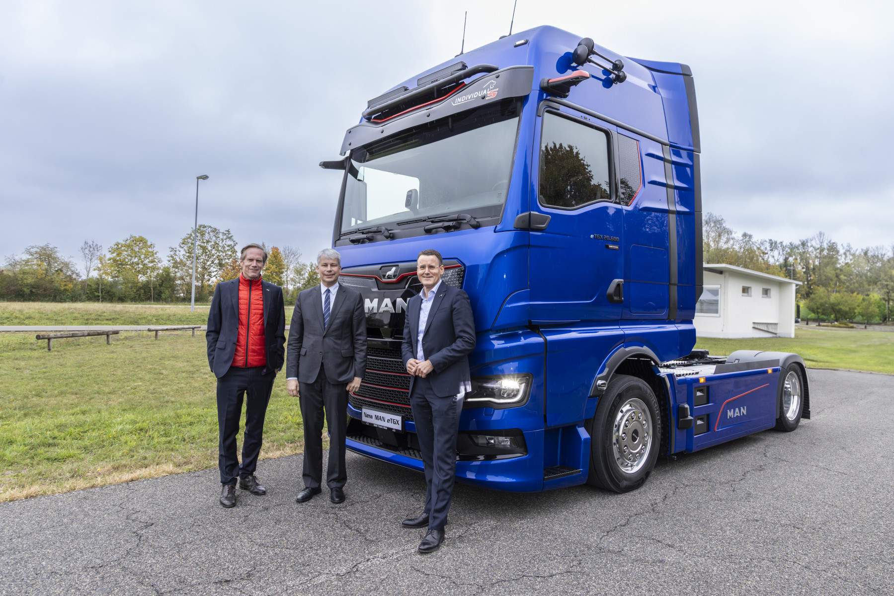 Il ministro federale tedesco dei Trasporti, Steffen Bilger (al centro), ha approfondito le più recenti tecnologie per i camion elettrici insieme ad Alexander Vlaskamp (a destra), presidente del Consiglio di amministrazione di MAN Truck & Bus, e Frederik Zohm (a sinistra), membro del Consiglio di amministrazione di MAN responsabile della Ricerca e Sviluppo, e ha effettuato una prova su strada del MAN eTGX.