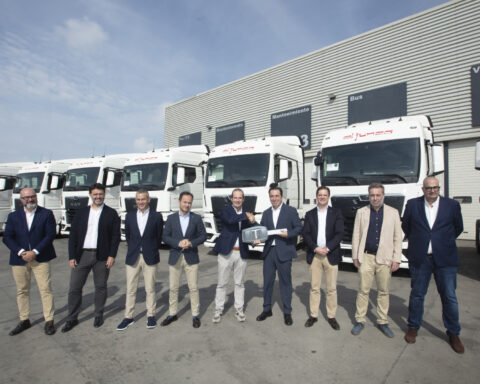 Da sinistra a destra: Miguel Angel Sainz (TFS), Martin Garcia (SERVIMAN), Emilio Martinez (MAN Truck & Bus Iberia), Jaime Baquedano (TFS), Stéphane de Creisquer (MAN Truck & Bus Iberia), Jose Francisco Perez (El Junza), Christian Kohler (MAN Truck & Bus Iberia), Enrique Perez (El Junza) e Salvador Perez (El Junza).