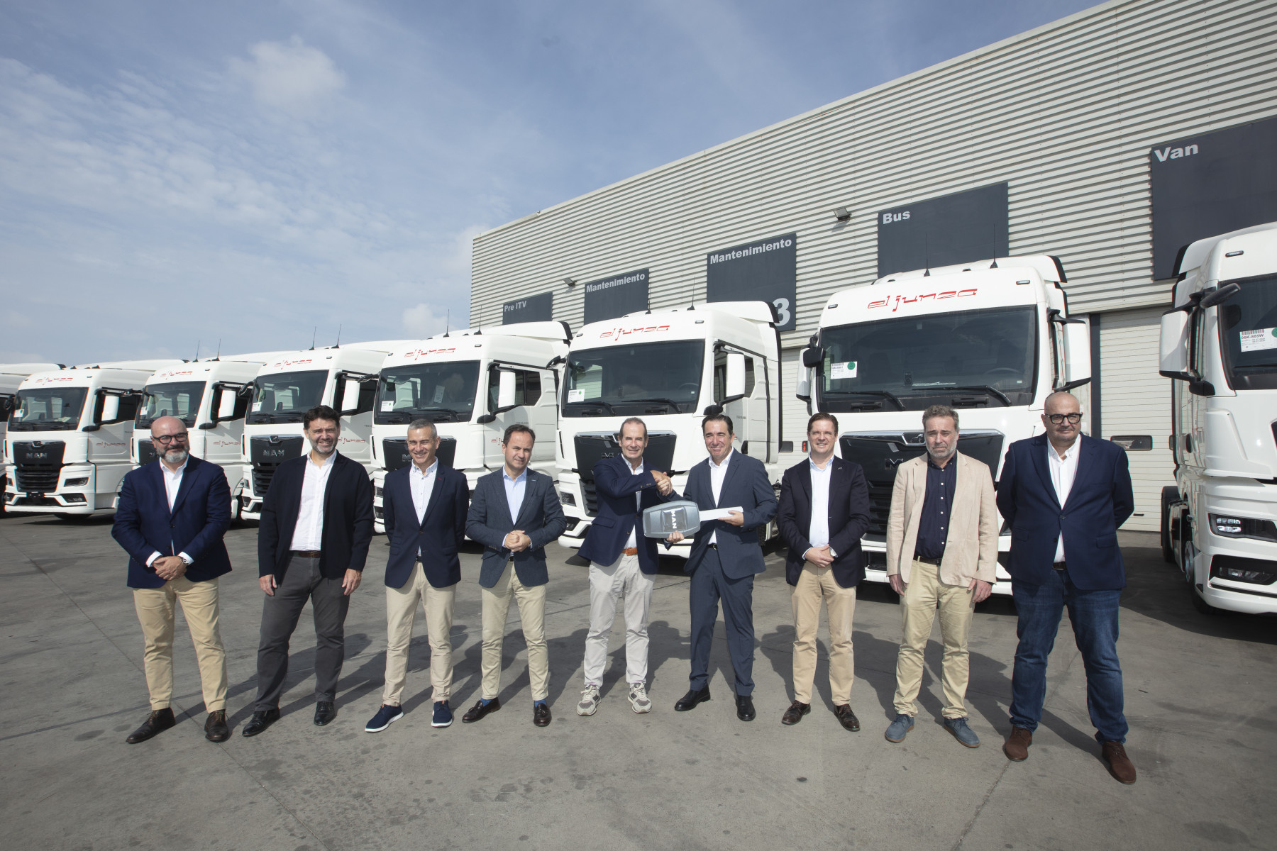Da sinistra a destra: Miguel Angel Sainz (TFS), Martin Garcia (SERVIMAN), Emilio Martinez (MAN Truck & Bus Iberia), Jaime Baquedano (TFS), Stéphane de Creisquer (MAN Truck & Bus Iberia), Jose Francisco Perez (El Junza), Christian Kohler (MAN Truck & Bus Iberia), Enrique Perez (El Junza) e Salvador Perez (El Junza).