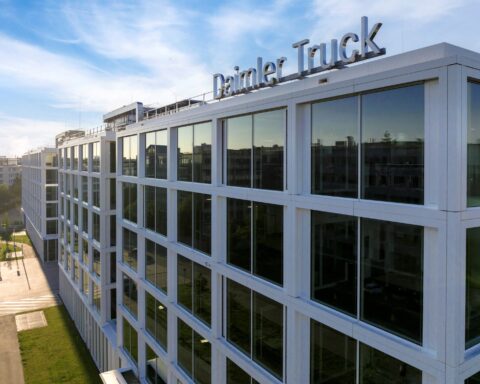 Daimler Truck chiude il terzo trimestre 2026 con vendite in crescita, trainate dal mercato nordamericano e Mercedes-Benz Trucks.