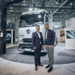 Achim Puchert (a destra), CEO di Mercedes-Benz Trucks, e Stefan Hohm, Chief Development Officer (CDO) di DACHSER.