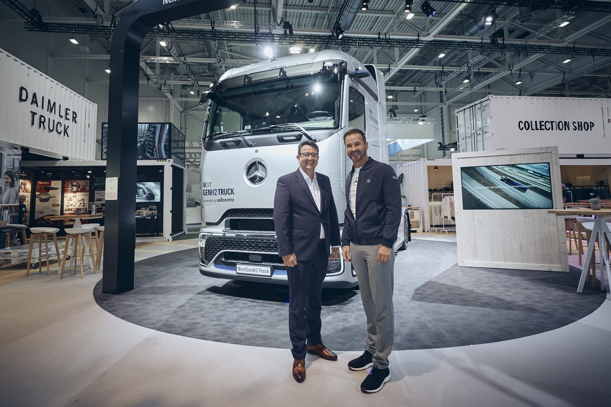 Achim Puchert (a destra), CEO di Mercedes-Benz Trucks, e Stefan Hohm, Chief Development Officer (CDO) di DACHSER.