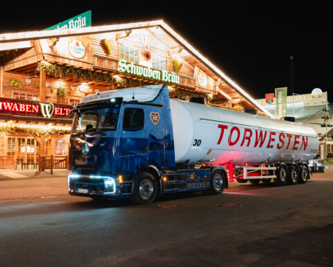 L’eActros 600 di Mercedes-Benz Trucks durante le consegne di birra ai festival Oktoberfest e Cannstatter Wasen in Germania.