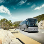 Daimler Buses aggiorna gli autobus turistici Mercedes-Benz e Setra con nuove motorizzazioni, tecnologie digitali e sistemi di sicurezza.