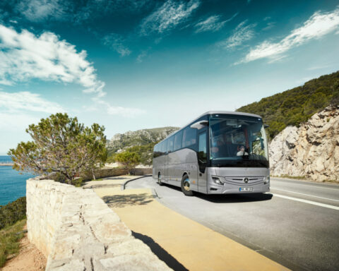 Daimler Buses aggiorna gli autobus turistici Mercedes-Benz e Setra con nuove motorizzazioni, tecnologie digitali e sistemi di sicurezza.