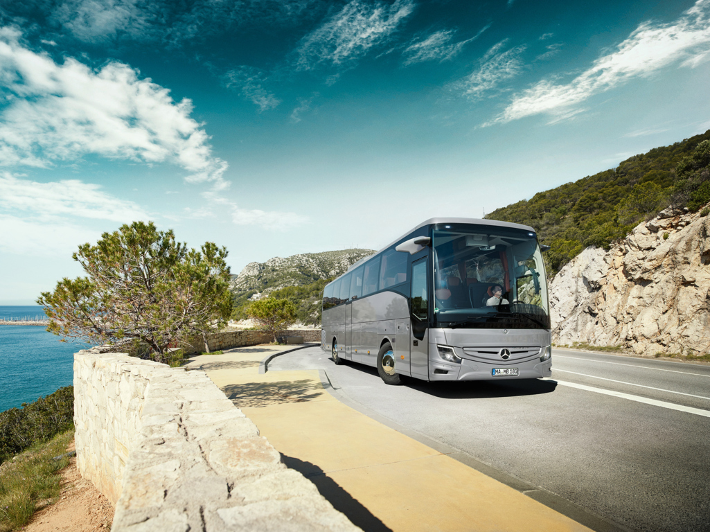Daimler Buses aggiorna gli autobus turistici Mercedes-Benz e Setra con nuove motorizzazioni, tecnologie digitali e sistemi di sicurezza.