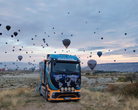 Il Mercedes-Benz eActros 600 di Tobias Wagner percorre 3.500 chilometri fino alla Turchia con tre soste di ricarica.