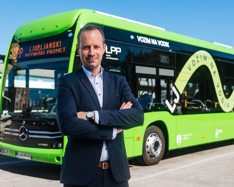 Lubiana punta sull’alimentazione elettrica e a idrogeno: il dottor Rok Vihar, amministratore delegato di LPP, accanto a un Mercedes-Benz eCitaro per un trasporto pubblico a zero emissioni di CO₂.