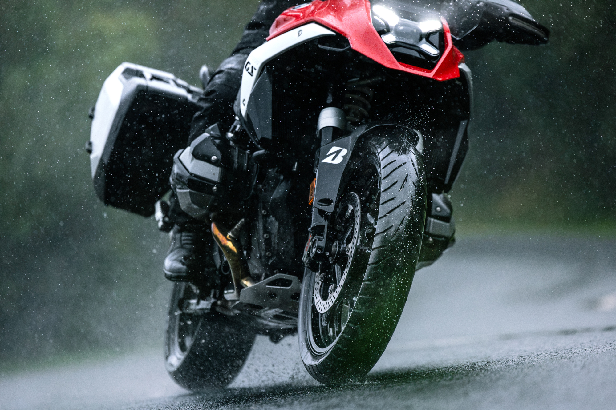 Bridgestone presenta BATTLAX ADVENTURE A42, nuovo pneumatico adventure con miglioramenti nell'aderenza sul bagnato, nella durata chilometrica e nel comfort.
