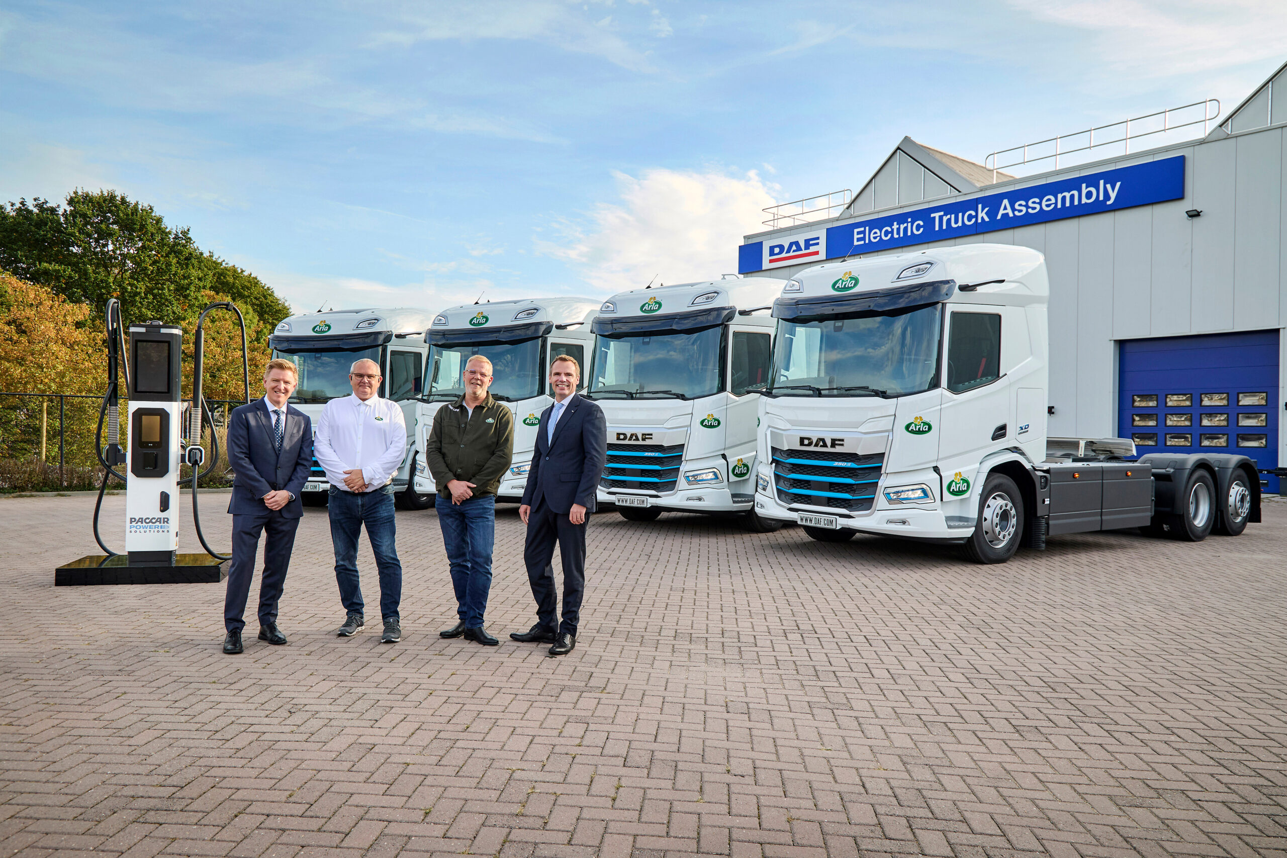 Arla Foods ha ricevuto altri quattro camion DAF XD Electric e una stazione di ricarica PACCAR Power Solutions. Nella foto, da sinistra a destra: Jim Walenczak (Presidente di DAF Trucks), Niels Jensen (Fleet Specialist di Arla Foods), Michael Engsig Hansen (Fleet Manager di Arla Foods) e Bart Bosmans (Director Marketing & Sales di DAF Trucks).