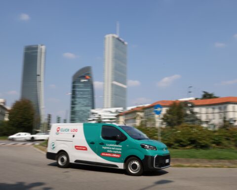 Milano, Click and Log avvia servizi di logistica urbana sostenibile con veicoli elettrici e consegne flessibili per imprese.